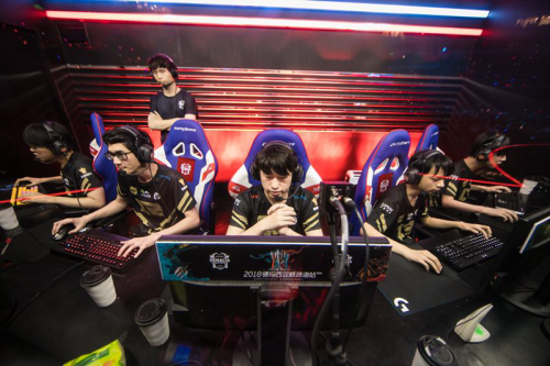 以其顽强的 以其顽强的